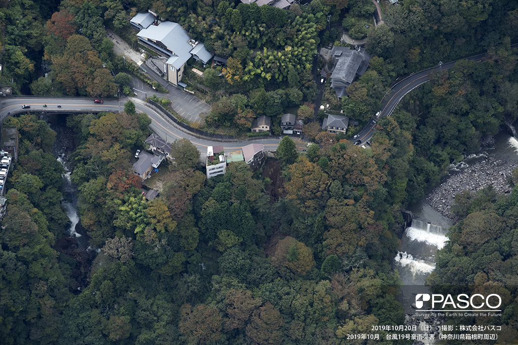 神奈川県箱根町：　箱根町底倉付近で発生した道路下の斜面崩壊。