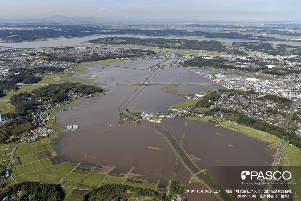 四街道市四街道インターチェンジ付近での氾濫状況：　鹿島川が氾濫し、河川沿いの水田が7km以上にわたって冠水している。